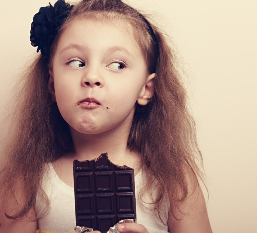 bambina-mangia-cioccolata-lifestyle.jpg