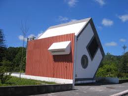 casa inclinata.jpg