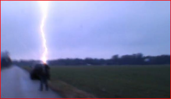 uomo-fortunato-illeso-tuono-fulmine-thunder-video-raro.jpg